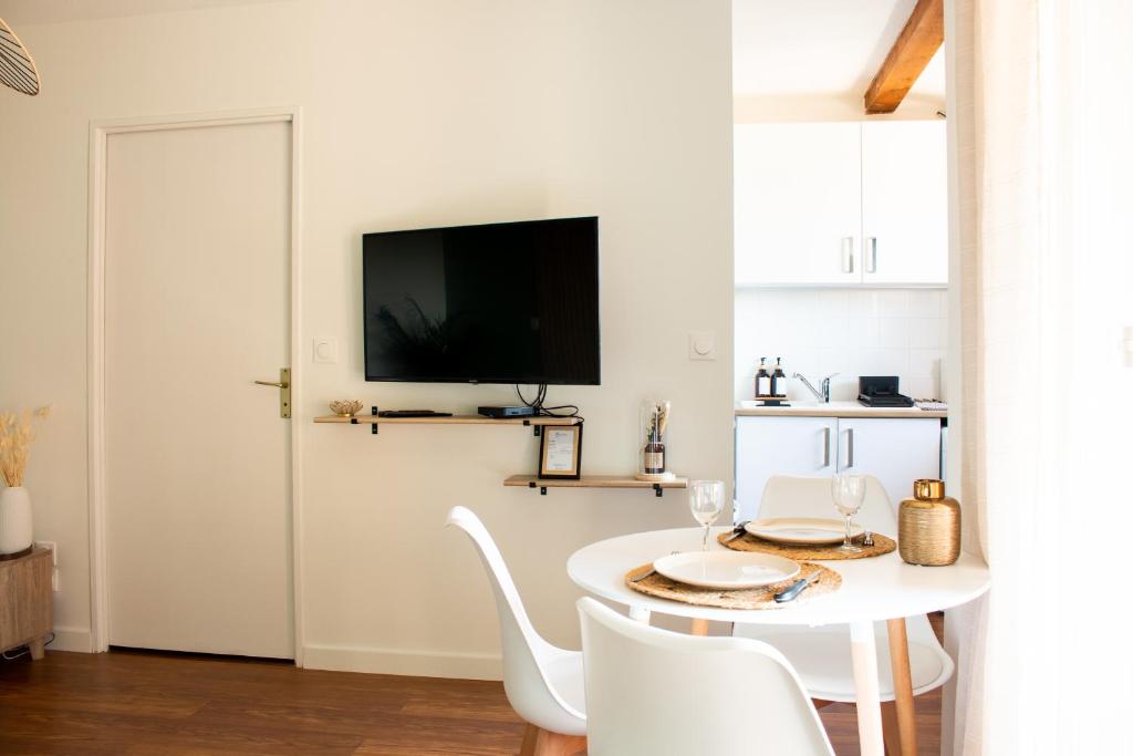 图卢兹Appartement Tolosa的白色的用餐室配有白色的桌椅