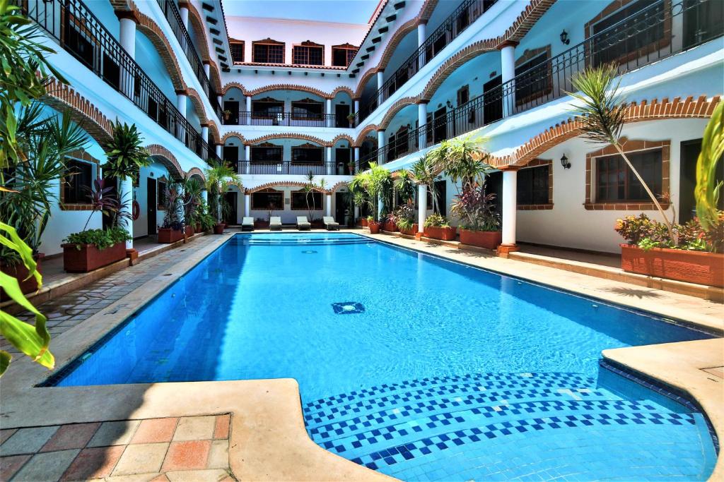 普拉亚卡门Hotel Colonial Playa del Carmen的一座建筑物中央的游泳池
