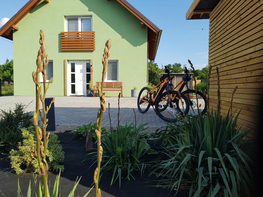 兹诺伊莫Holiday Home Znojmo w/ Wellness & Wine的两辆自行车停在房子前面