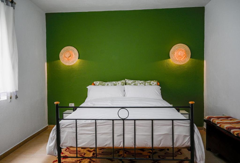 波格拉德茨Lakeside Serenity - DESARET的一间卧室设有一张带床铺的绿色墙壁