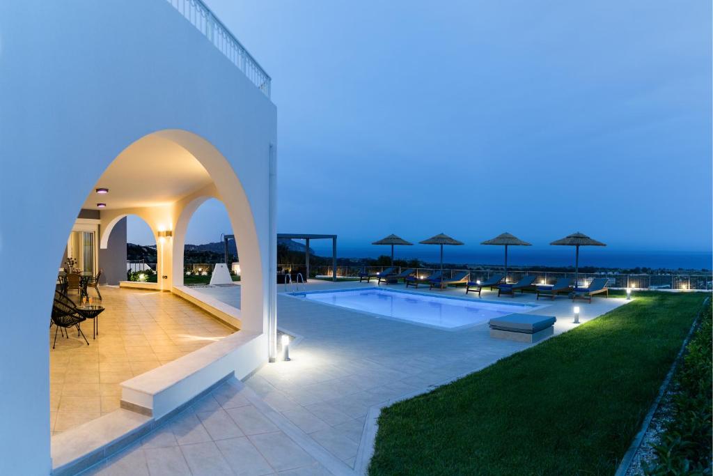 阿凡杜Villa Arco Bianco的享有游泳池的夜间景致
