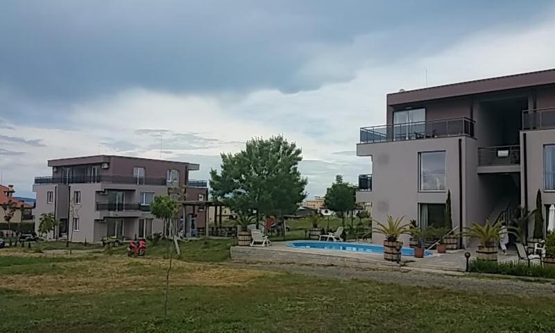 茨雷沃Arapya Apartments的一座公寓楼,在庭院里设有游泳池