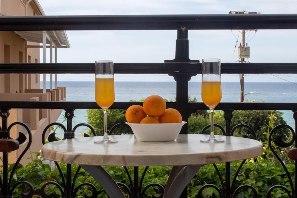 阿利卡纳斯Vaso Alykanas Studios的一张桌子,上面放着一碗橘子和两杯橙汁