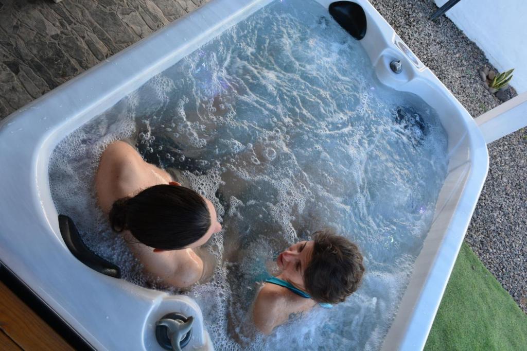 特尔德Chalet Puerto Escondido的两个女人在按摩浴缸里
