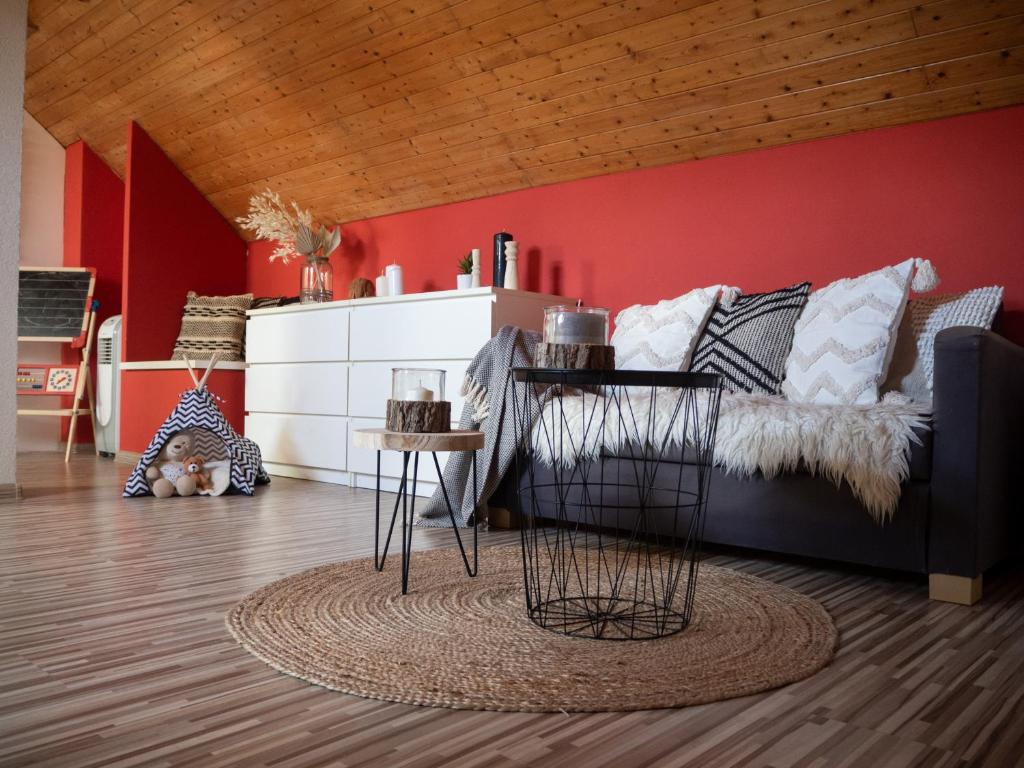 卡鲁扎Chata Laci na Kamenci的带沙发和红色墙壁的客厅
