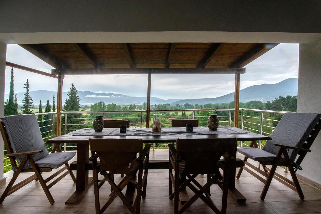 LílaiaLilaia's View的阳台的用餐室配有桌椅