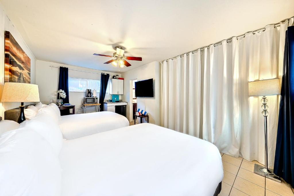 纽波特海滩Balboa Beauty III的一间卧室配有两张床和吊扇