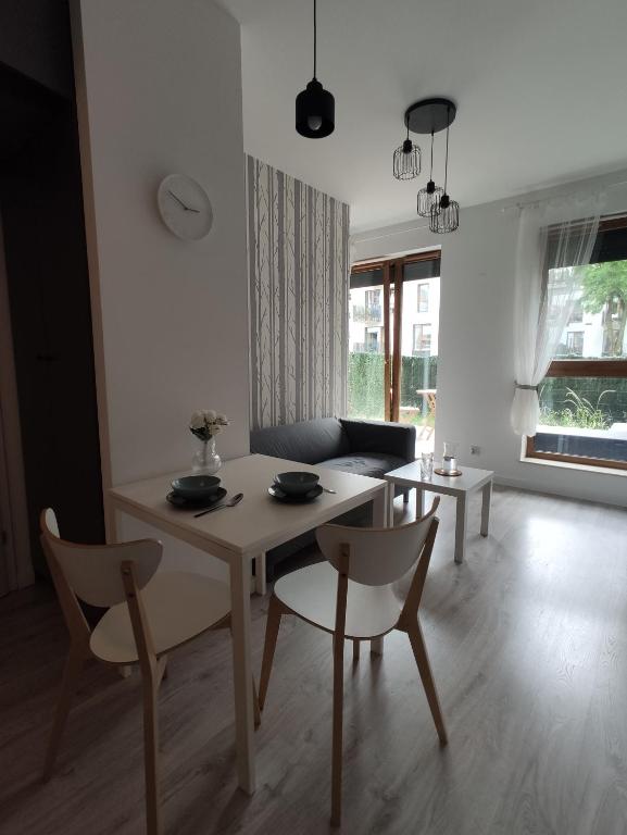 克拉科夫Nowoczesny apartament dla par的白色的客厅配有桌椅