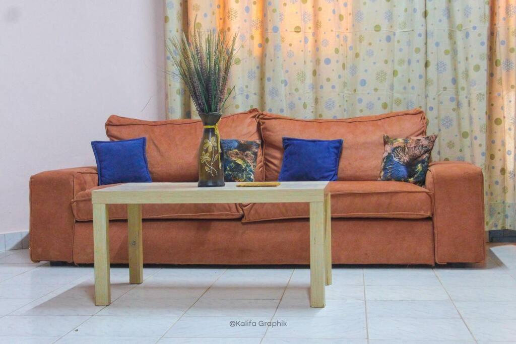 博博迪乌拉Ranya的一张带桌子的沙发,上面有一个花瓶