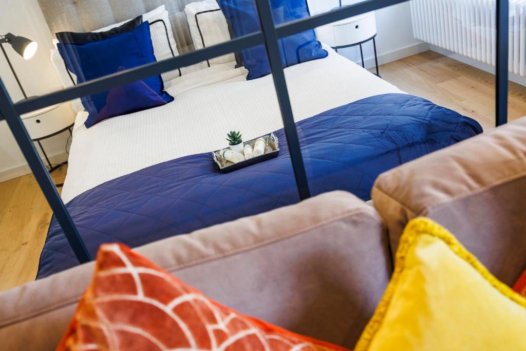 伦敦Apartment Near Canary Wharf 02 Arena & Excel的一间卧室配有一张双层床和两张沙发
