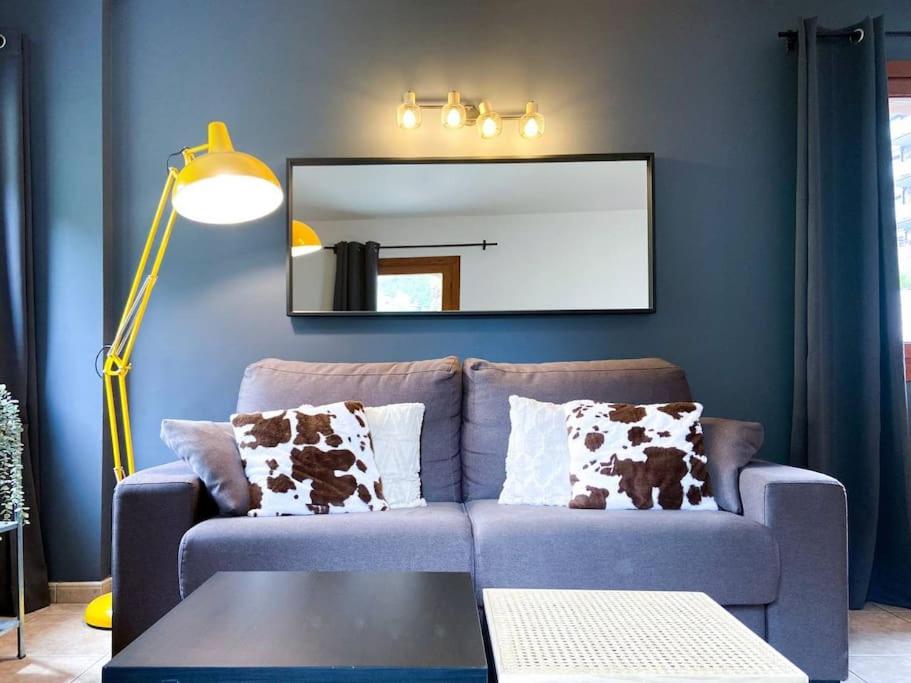 卡尼略Moderno Y Rústico En Ransol 6pax的蓝色的客厅配有沙发和镜子