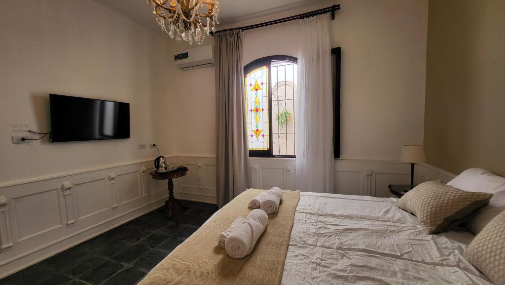 萨尔塔Posada del Cerro的一间卧室配有带毛巾的床