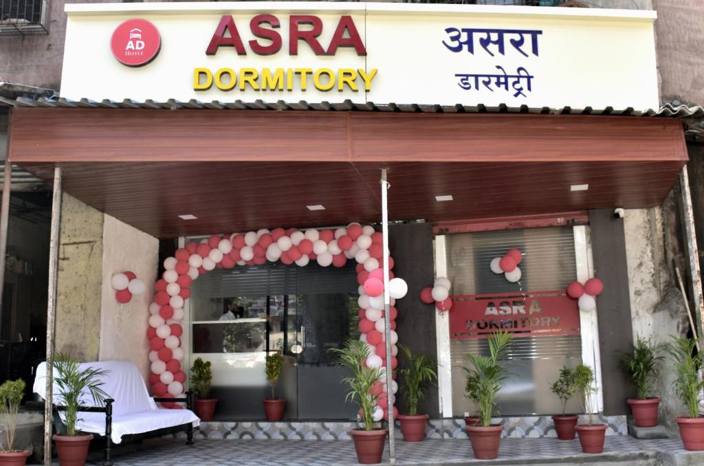 孟买ASRA DORMITORY For Male And Female的一间拥有红白标志的亚洲餐厅