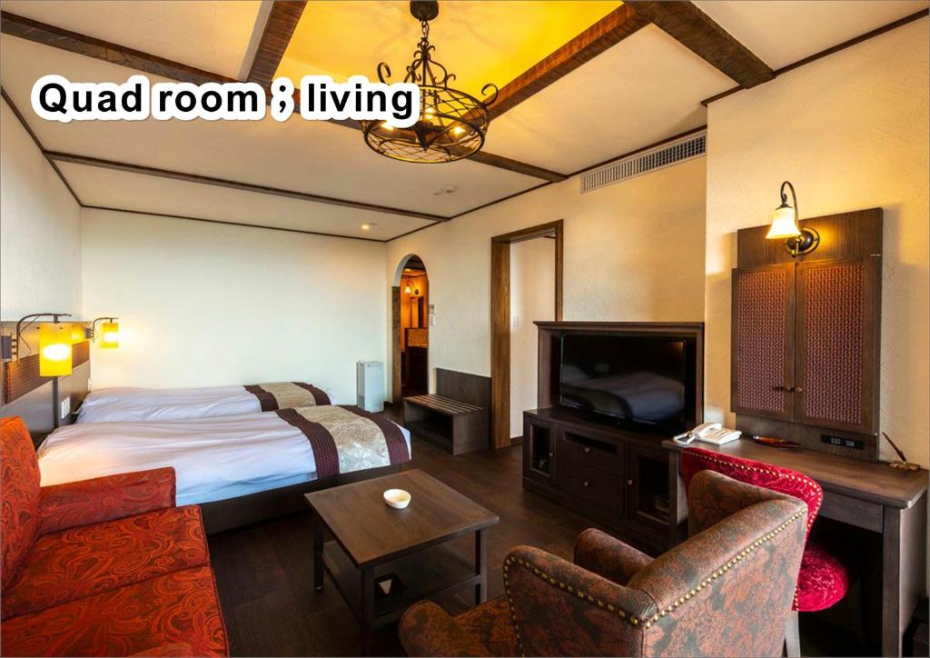 雾岛市La Vista Kirishima Hills的一间酒店客房,配有一张床和一台电视