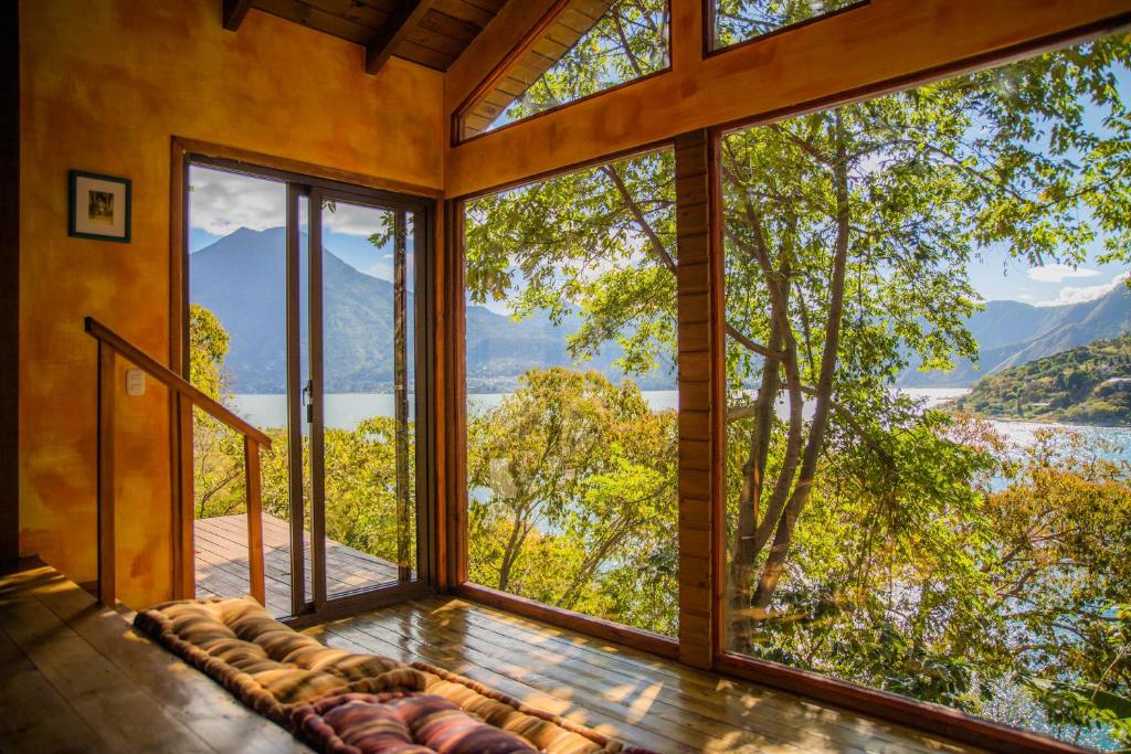 圣马科斯拉拉古纳Baba Yaga Atitlan的客房设有大窗户,享有湖景