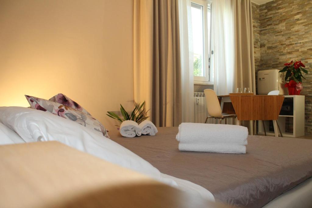 比萨Aurora BnB的酒店客房,配有带毛巾的床