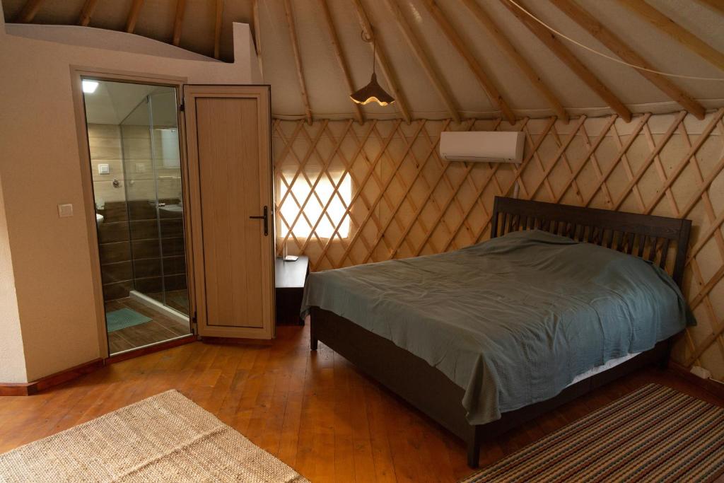 AvrenGala park fpv的蒙古包内一间卧室,配有一张床