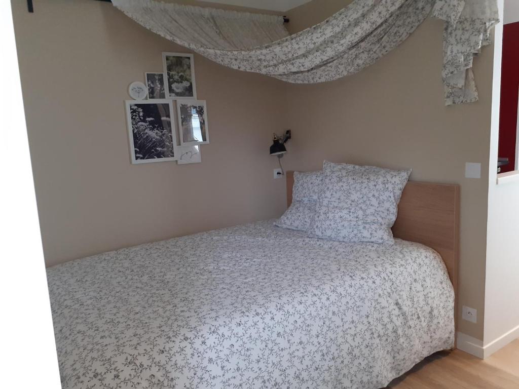 桑特Mini Loft的一间卧室配有一张床,床的上方是窗帘