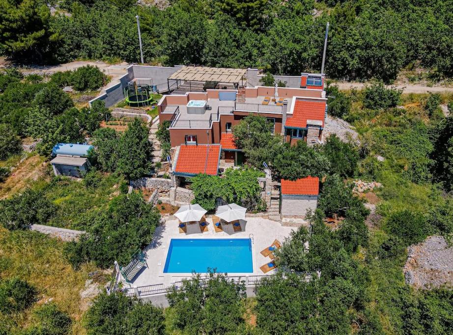 耶塞尼采Betelgeuse的享有带游泳池的房屋的空中景致