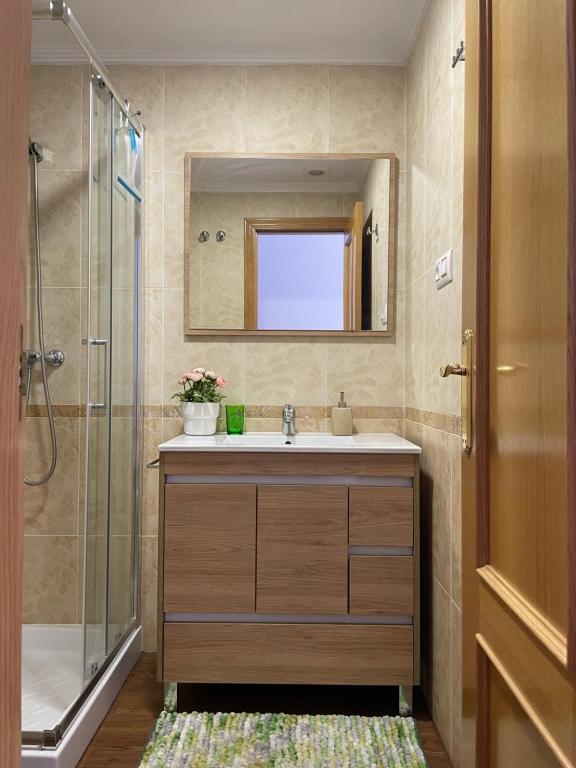 蓬塔普里马021 Casa Cálida - Orihuela Costa的浴室配有盥洗盆和带镜子的淋浴