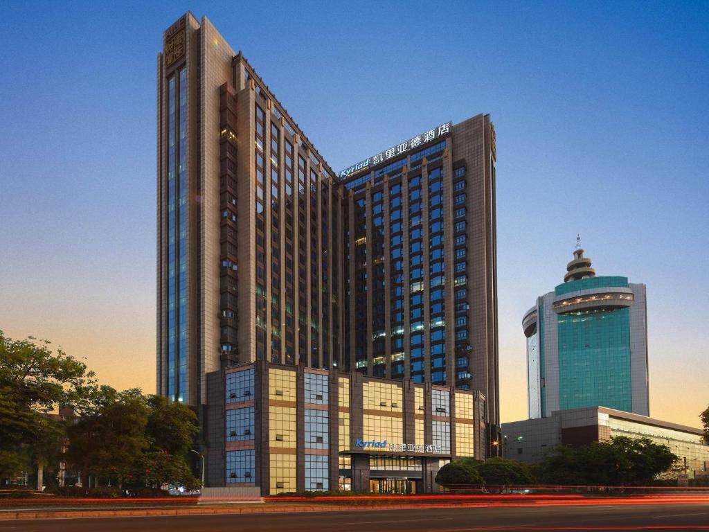 晋江凯里亚德酒店(泉州晋江国际机场店)的一座城市里有很多窗户的大型建筑