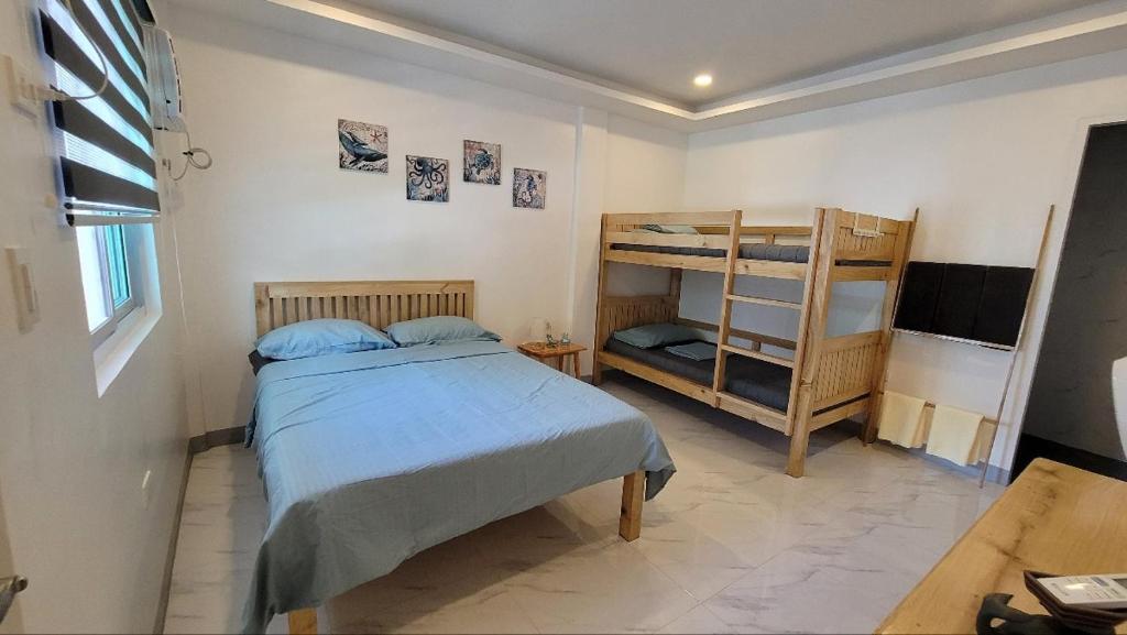 莫阿尔博阿TuloMir #A 뚤로미르 행복한 4인실的一间卧室配有一张床和一张双层床。