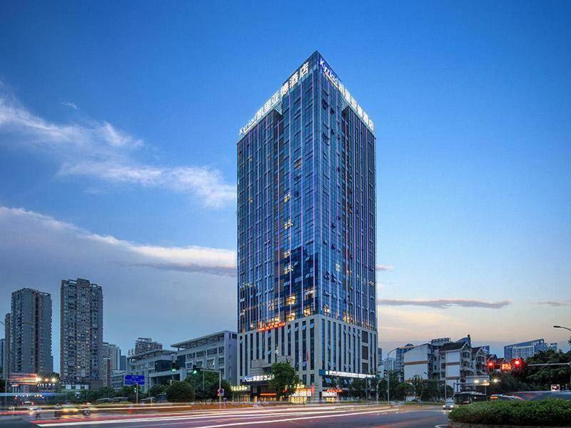 重庆凯里亚德酒店(重庆北站店)的黄昏时在城市里建的一座高大的玻璃建筑