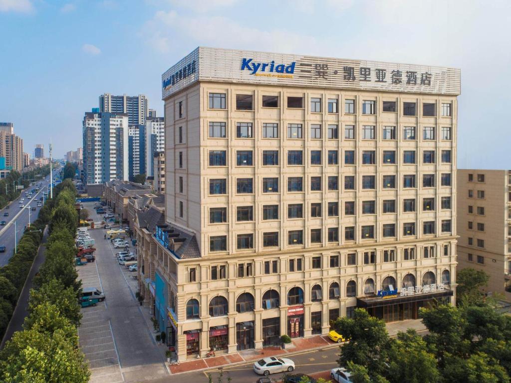 亳州凯里亚德酒店(亳州万达广场店)的上面有 ⁇ 红标志的建筑物