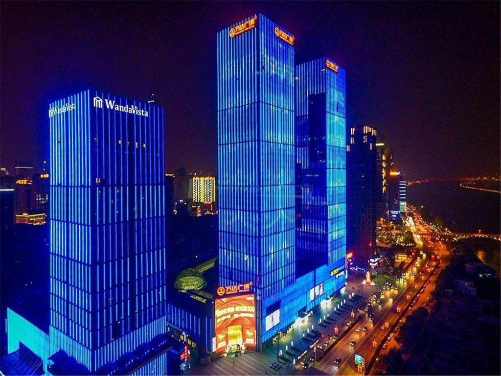 长沙凯里亚德酒店 (长沙芙蓉广场地铁站店)的夜城两座高楼