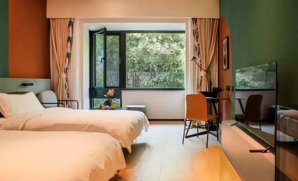 北京北京在之禾度假酒店的一间卧室设有两张床和窗户。