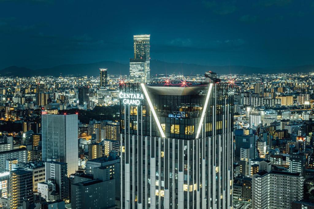大阪Centara Grand Hotel Osaka的享有大城市的夜景