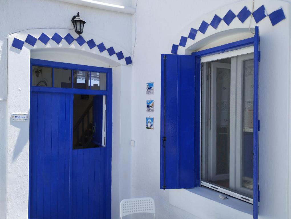 Péran TriovasálosMari...Milo的蓝色的门和白色墙上的镜子