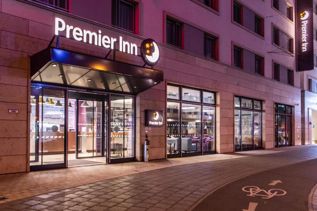 纽伦堡Premier Inn Nürnberg City Centre的夜间在建筑物前的商店
