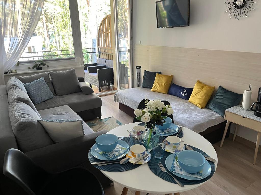 卢克钦APARTAMENT RELAX BLUE MARE的客厅配有桌子和沙发