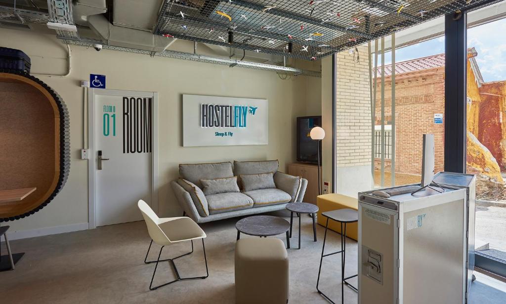 马德里Hostelfly的客厅配有沙发和桌椅