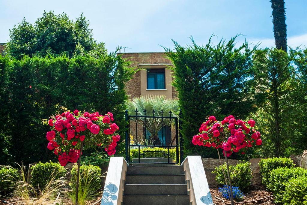撒尼海滩Azalea Villa Sani, Sani Luxury Villas Collection的花园里的大门,花粉色
