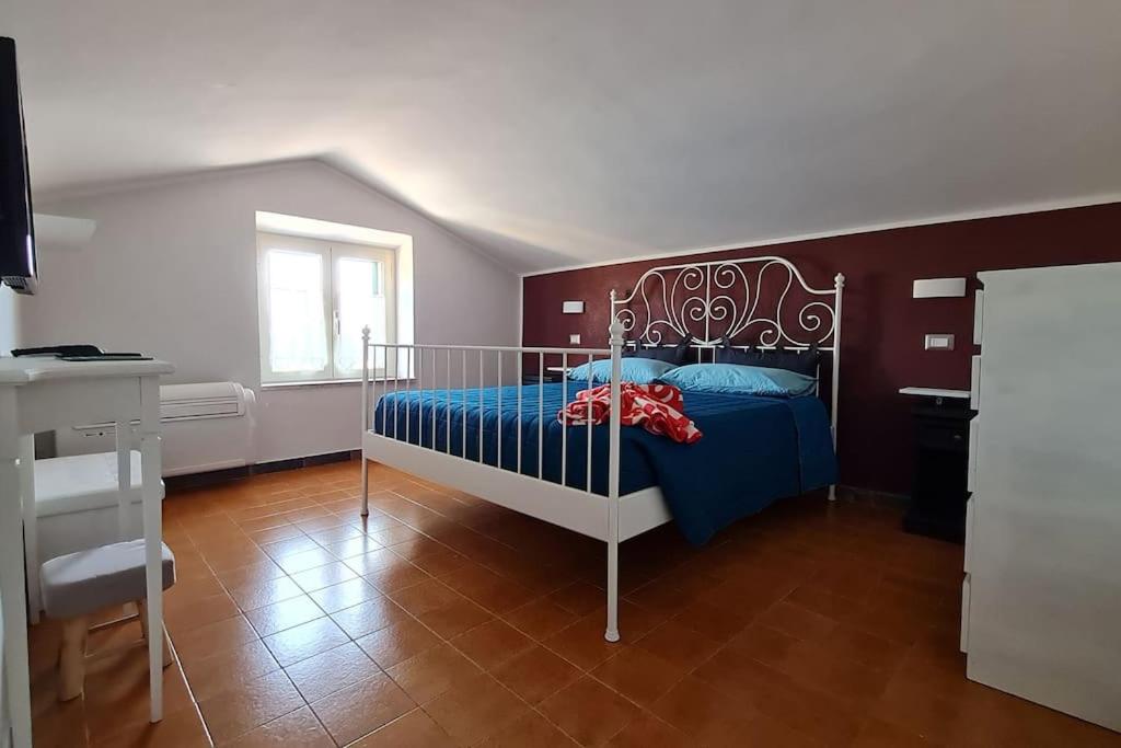 图斯卡尼亚Casetta al centro的一间卧室配有一张带蓝色棉被的床