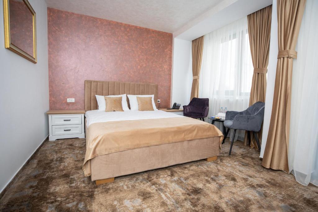 特尔戈维什泰Hotel Del Ponte的酒店客房设有一张床、一张书桌和窗户。