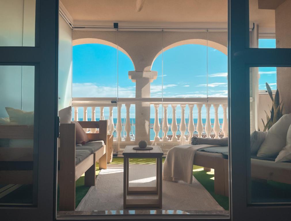 阿尔梅利马Kailua Dream的客房设有海景阳台。