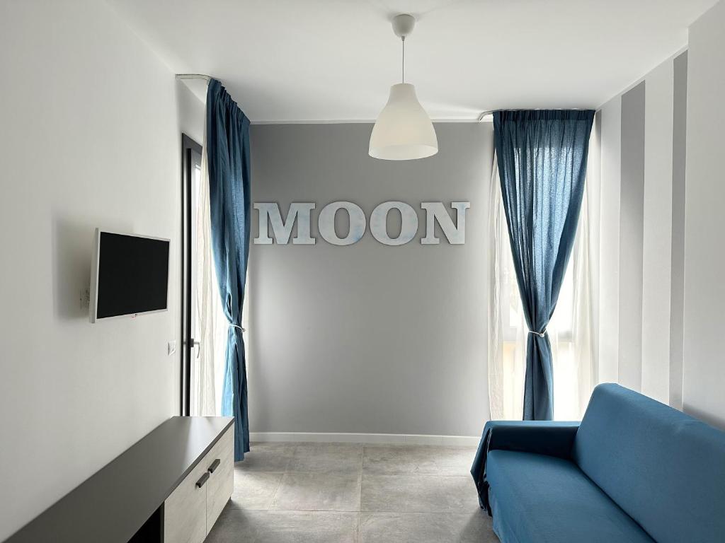 福洛尼卡LUX apartments的客厅设有蓝色的沙发和窗户。