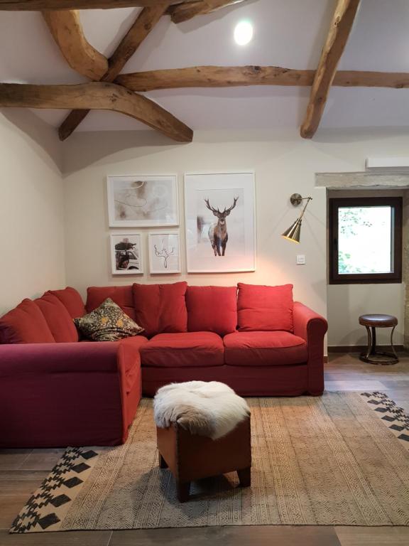 卢戈EL VIEJO MOLINO的一间客厅,客厅里设有红色沙发