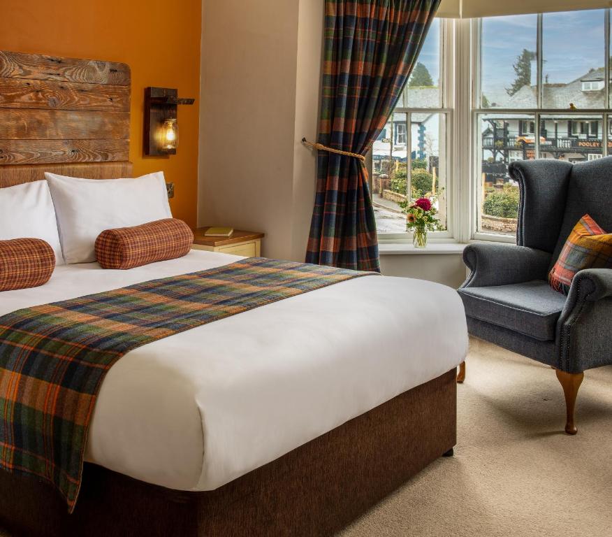 普利布里奇The Crown Inn Pooley Bridge的酒店的客房 - 带一张床、椅子和窗户