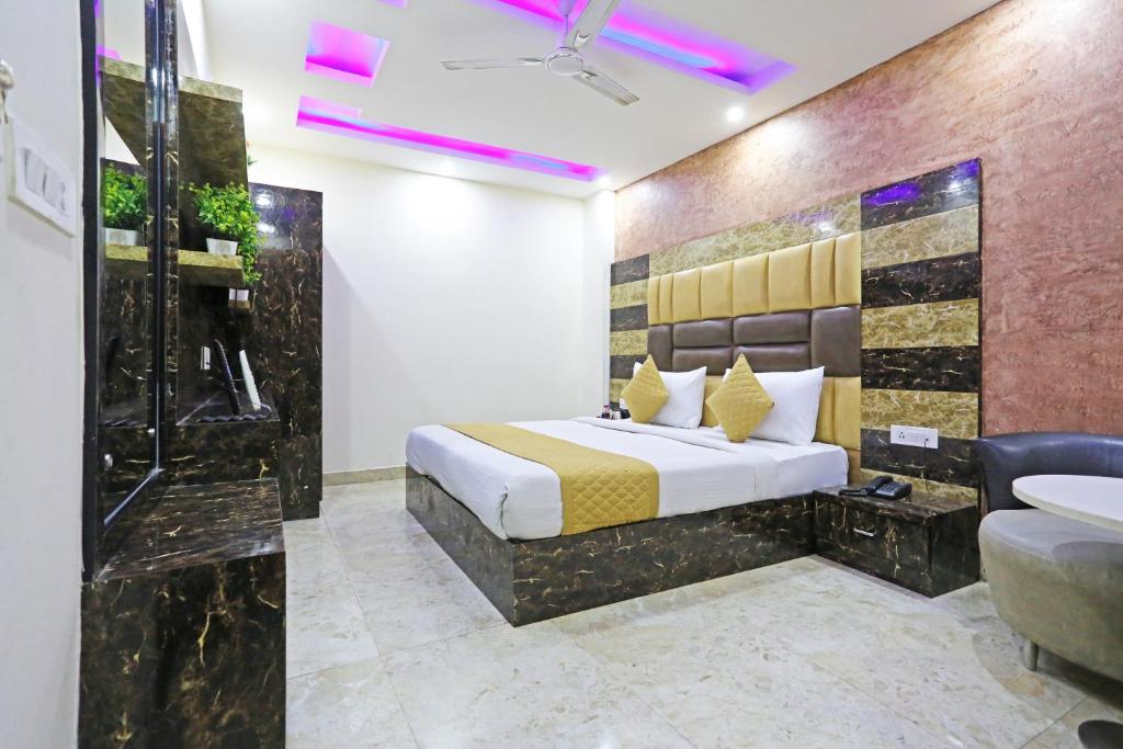 新德里Hotel Grand LA CASA Near IGI airport的一间卧室配有一张床、淋浴和盥洗盆