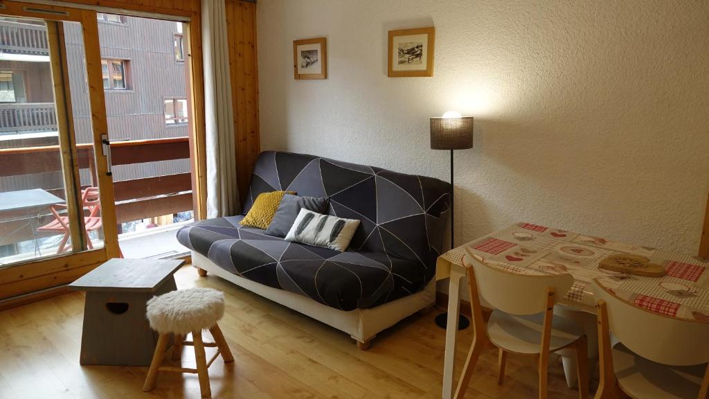 美贝尔Résidence Alpinéa Mottaret, 2 à 4 pers的客厅配有沙发和桌子
