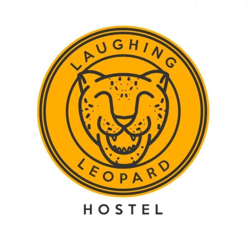 亭可马里Laughing Leopard Trinco的上面有一个黄色圆圈,上面有豹纹标志