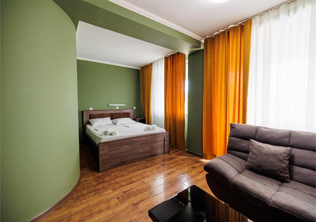 第比利斯玛戈萨乐比第比利斯中心酒店的客厅配有沙发和1张床