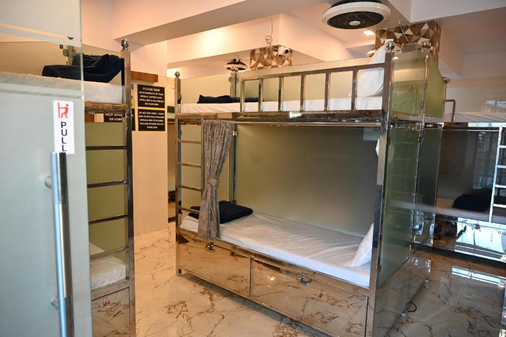 孟买Sagar Dormitory Andheri - Nearest to Andheri Railway Station West的一间客房内配有两张双层床的房间