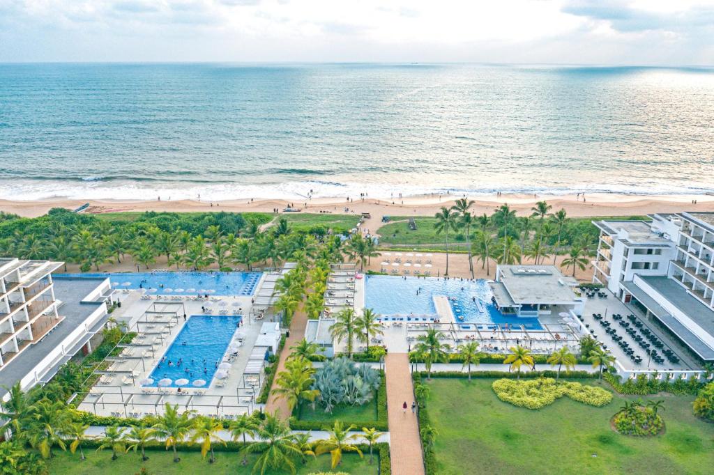 本托塔斯里兰卡RIU全包酒店的享有酒店和海滩的空中景致