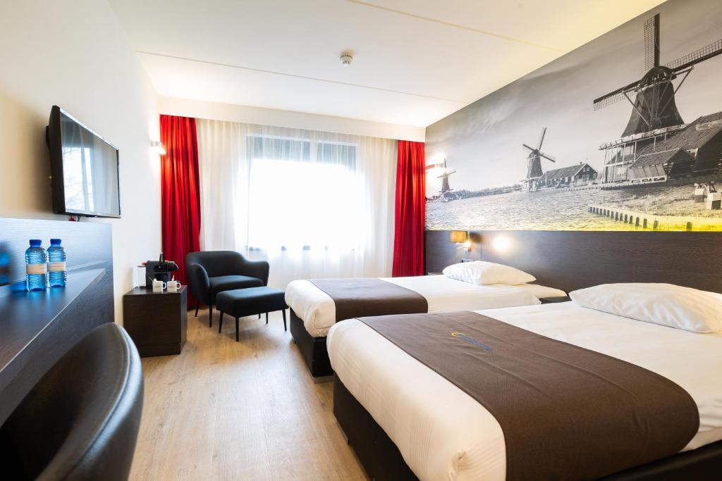 赞丹巴斯滕赞丹酒店的一间酒店客房,设有两张床和电视