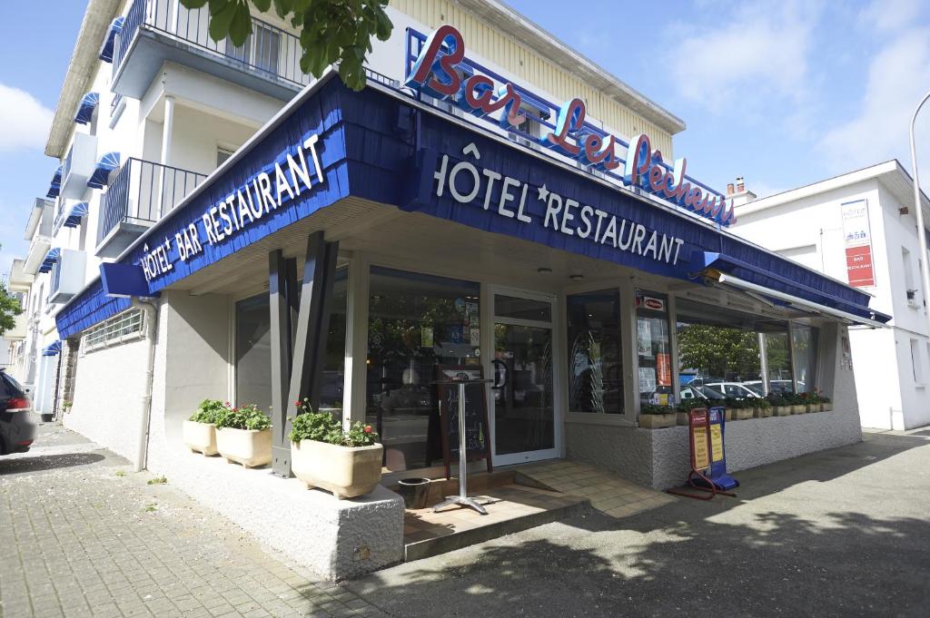 洛里昂渔民酒店的大楼内一间拥有蓝色标志的酒店餐厅